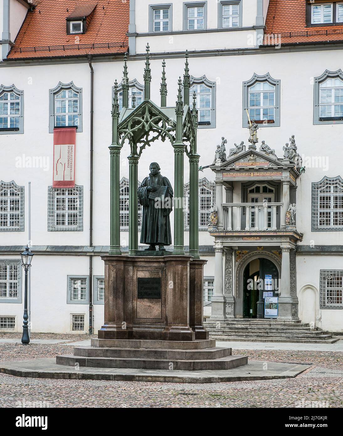 Lutherstadt Wittenberg Rathaus 6345 begonnene 1521 heutiges Ansehen mit Portal und Altan seit 1573 davor Lutherdenkmal / Gottfried Schadow 1817-21 Bal Stockfoto