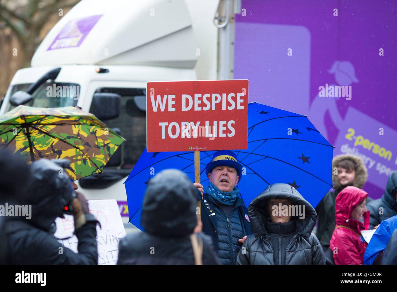 Teilnehmer gegen die aktuelle Regierung der Konservativen Partei versammeln sich während ihrer Take Back Democracy United gegen Johnson-Kundgebung im Zentrum von London. Stockfoto