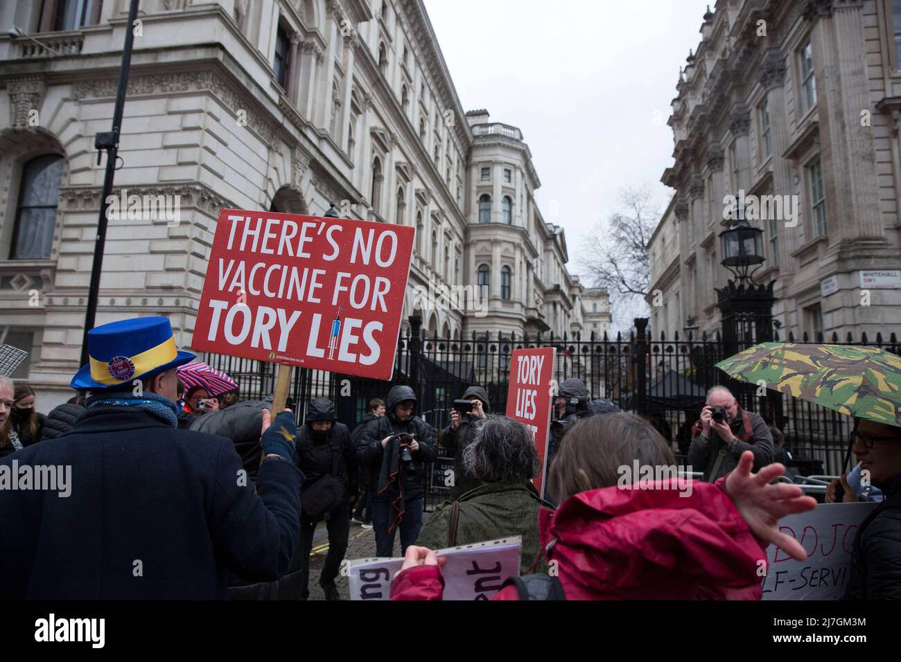 Teilnehmer gegen die aktuelle Regierung der Konservativen Partei versammeln sich während ihrer Take Back Democracy United gegen Johnson-Kundgebung im Zentrum von London. Stockfoto