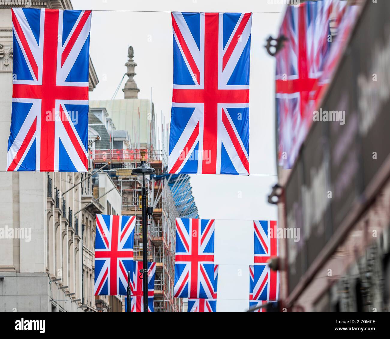 London, Großbritannien. 9.. Mai 2022. Union Jacks in der Oxford Street - ein weiterer Teil der sich entwickelnden Feierlichkeiten zum Platin-Jubiläum. Kredit: Guy Bell/Alamy Live Nachrichten Stockfoto