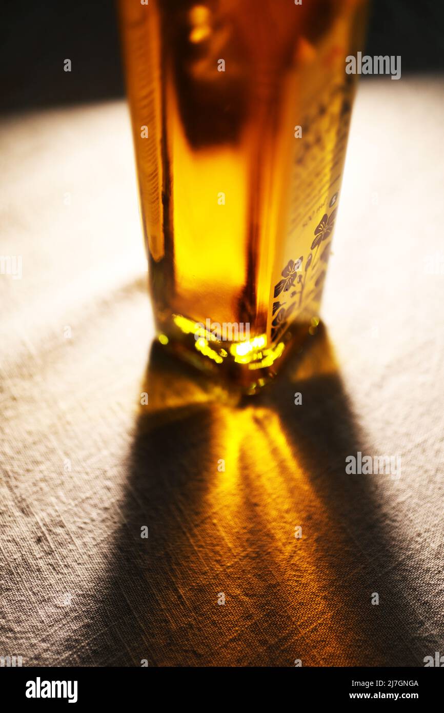 Rapsöl (auf schwedisch: Rapsolja) aus schwedischen Rapsfeldern, fotografiert in einem schwedischen Zuhause. Stockfoto