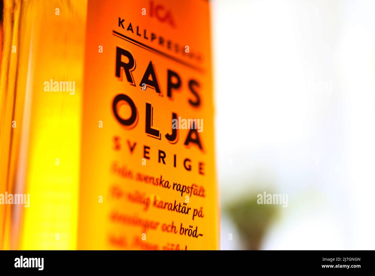 Rapsöl (auf schwedisch: Rapsolja) aus schwedischen Rapsfeldern, fotografiert in einem schwedischen Zuhause. Stockfoto