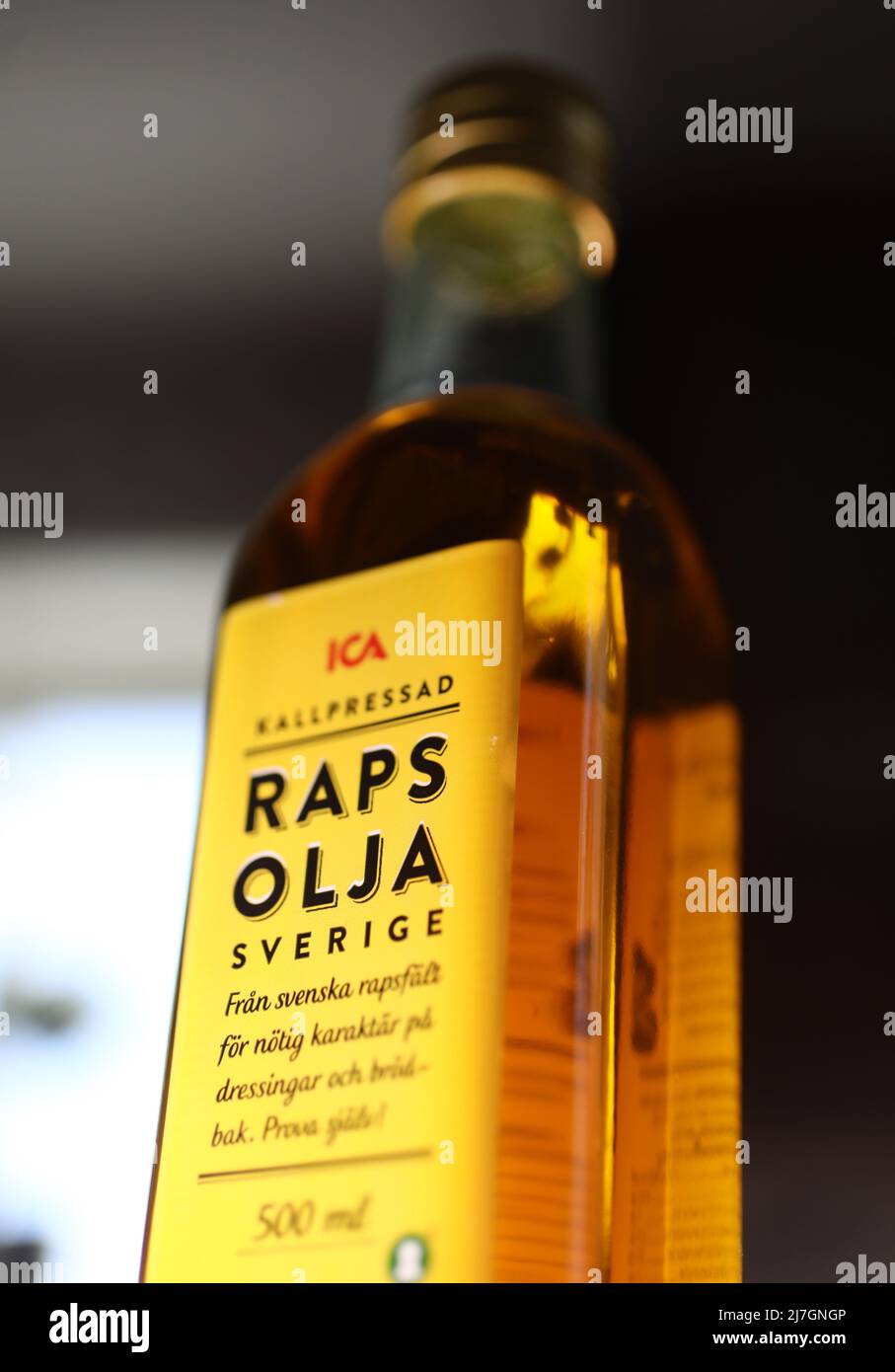 Rapsöl (auf schwedisch: Rapsolja) aus schwedischen Rapsfeldern, fotografiert in einem schwedischen Zuhause. Stockfoto