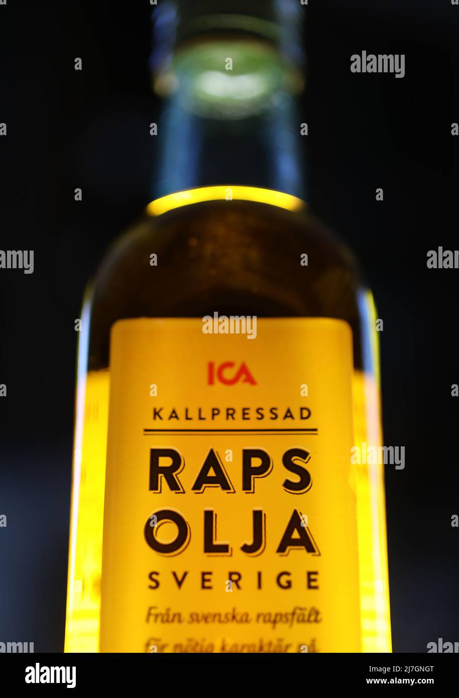 Rapsöl (auf schwedisch: Rapsolja) aus schwedischen Rapsfeldern, fotografiert in einem schwedischen Zuhause. Stockfoto