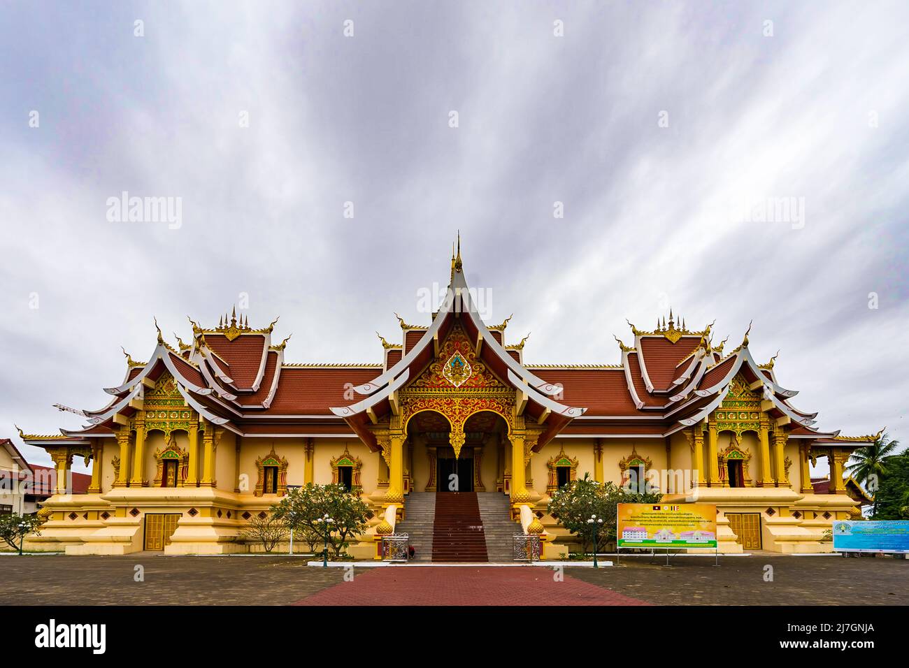 Dekorative Reliefs auf Pha That Luang Pagode in Laos Stockfoto