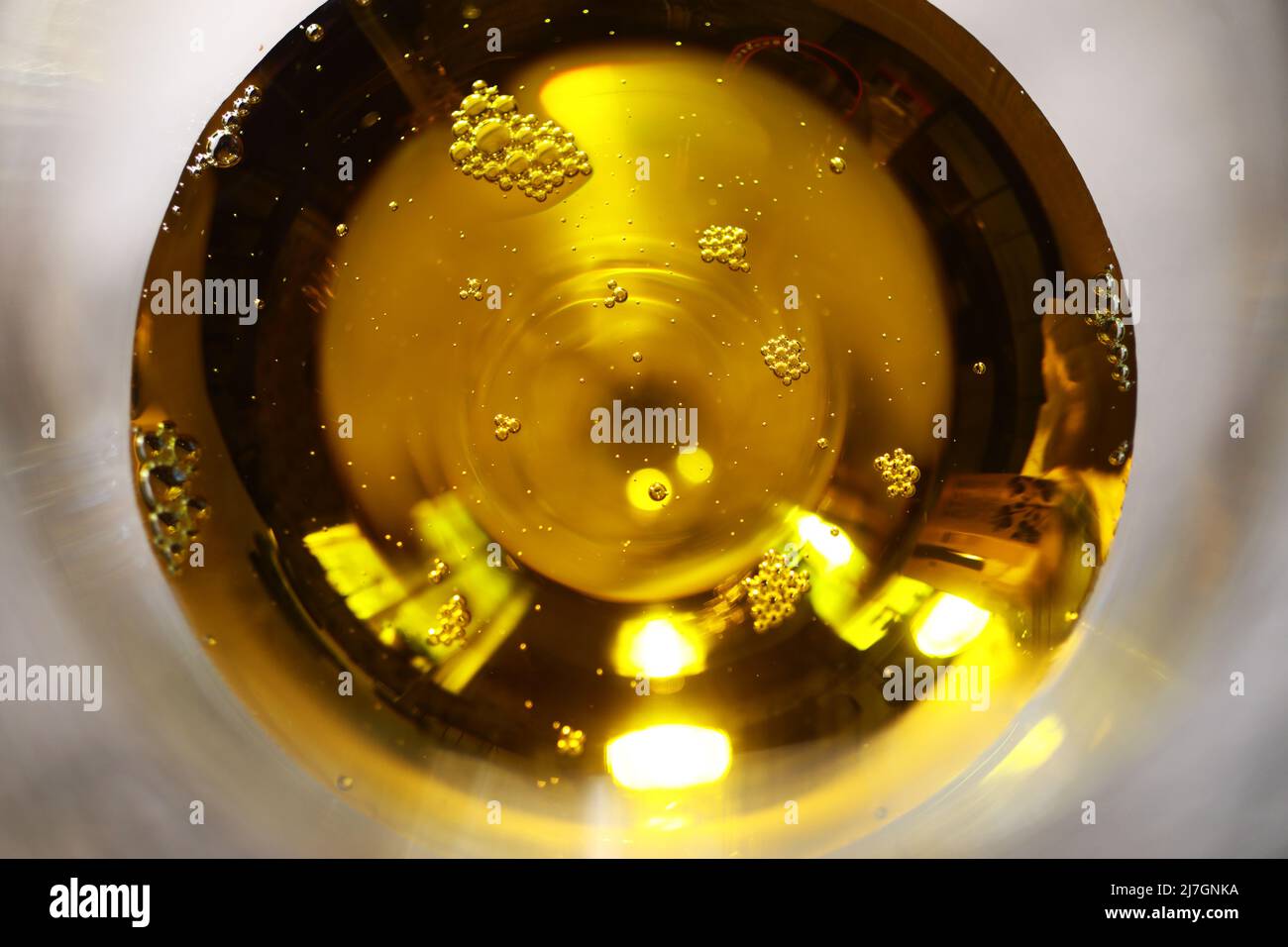 Rapsöl (auf schwedisch: Rapsolja) aus schwedischen Rapsfeldern, fotografiert in einem schwedischen Zuhause. Stockfoto