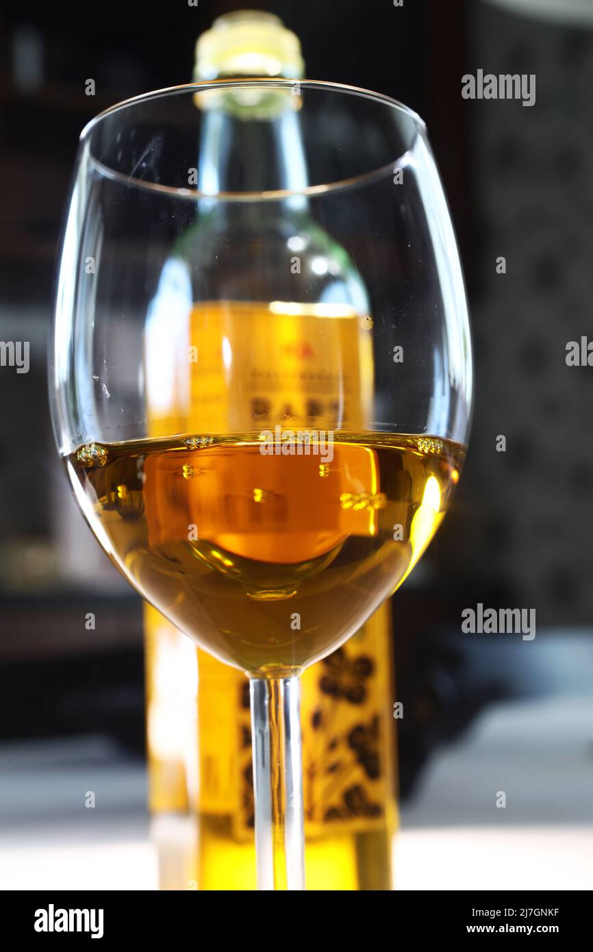 Rapsöl (auf schwedisch: Rapsolja) aus schwedischen Rapsfeldern, fotografiert in einem schwedischen Zuhause. Stockfoto