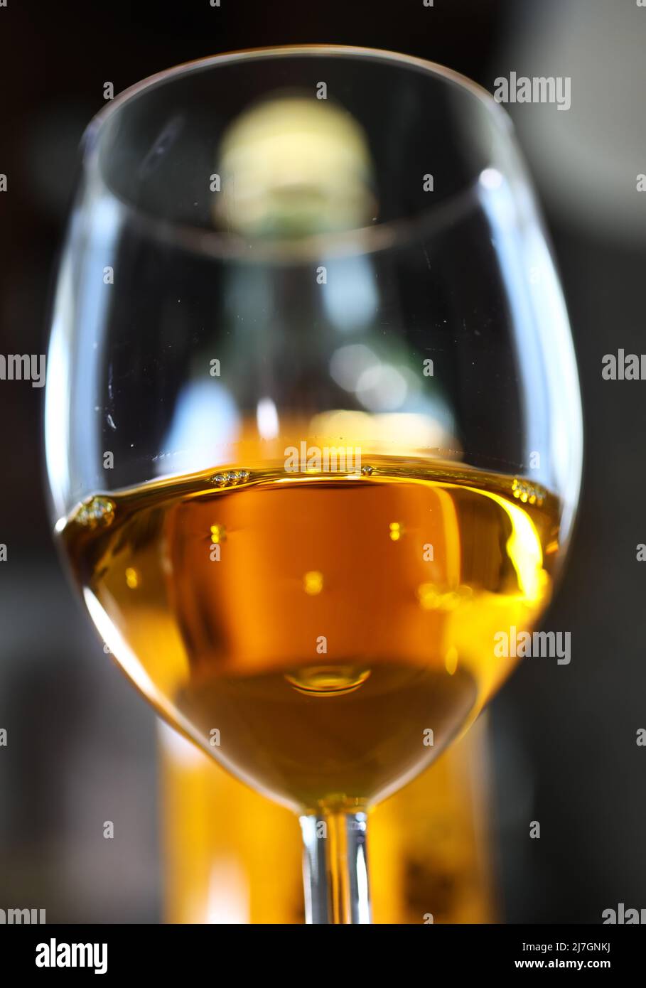 Rapsöl (auf schwedisch: Rapsolja) aus schwedischen Rapsfeldern, fotografiert in einem schwedischen Zuhause. Stockfoto