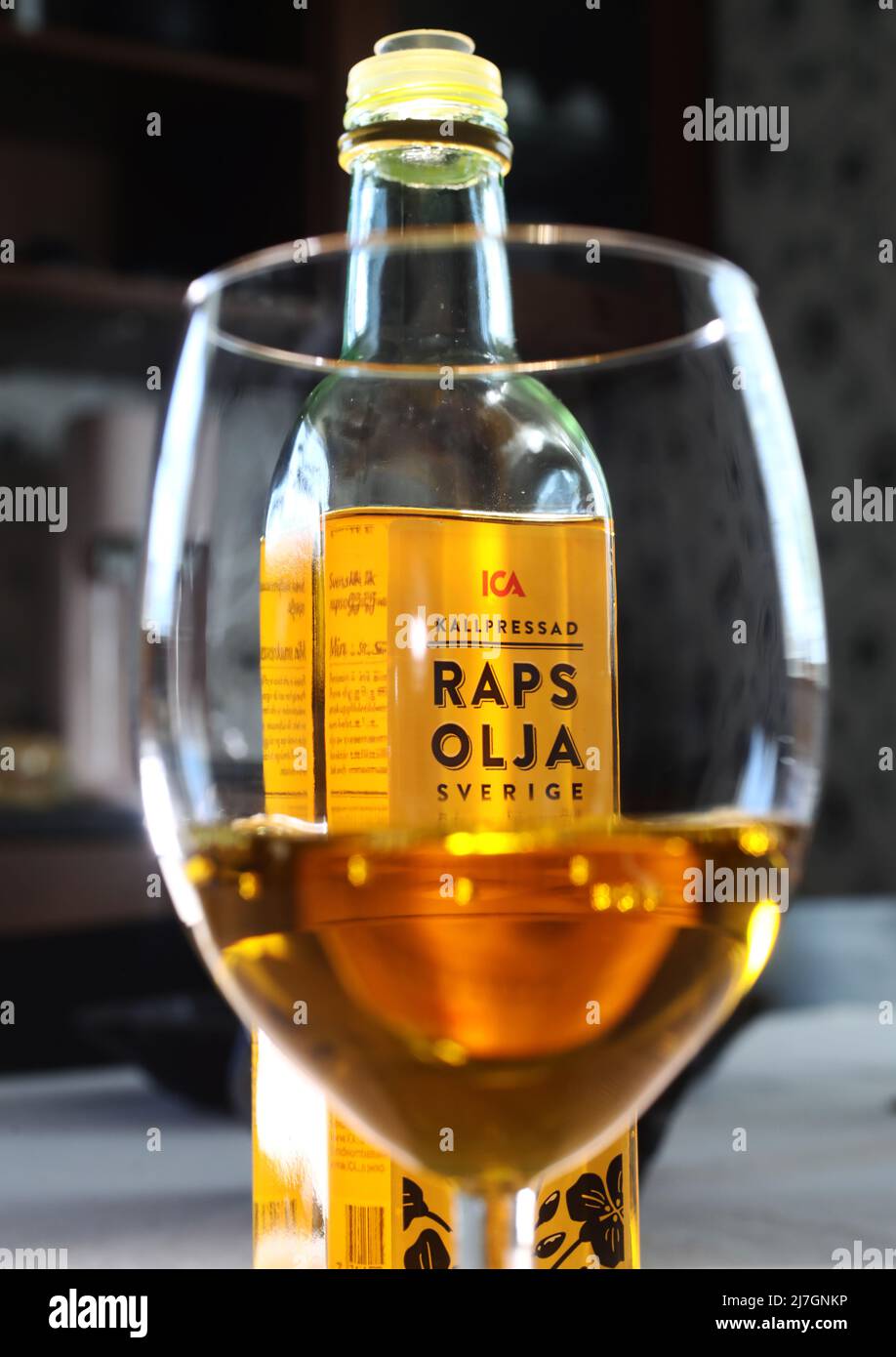 Rapsöl (auf schwedisch: Rapsolja) aus schwedischen Rapsfeldern, fotografiert in einem schwedischen Zuhause. Stockfoto