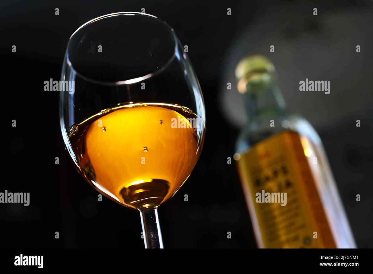 Rapsöl (auf schwedisch: Rapsolja) aus schwedischen Rapsfeldern, fotografiert in einem schwedischen Zuhause. Stockfoto