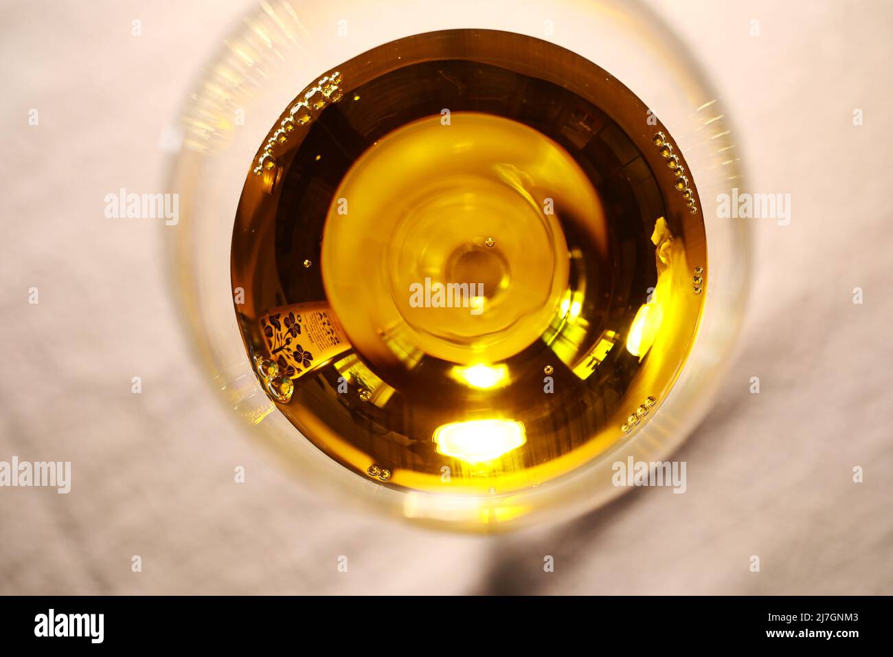 Rapsöl (auf schwedisch: Rapsolja) aus schwedischen Rapsfeldern, fotografiert in einem schwedischen Zuhause. Stockfoto