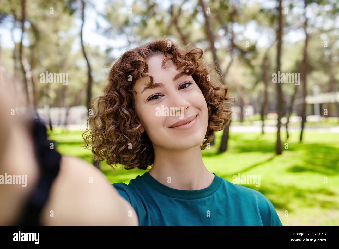 Junge schöne rothaarige Frau, die Selfie-Foto. Selfie-Selbstporträt aufnehmen. Stockfoto