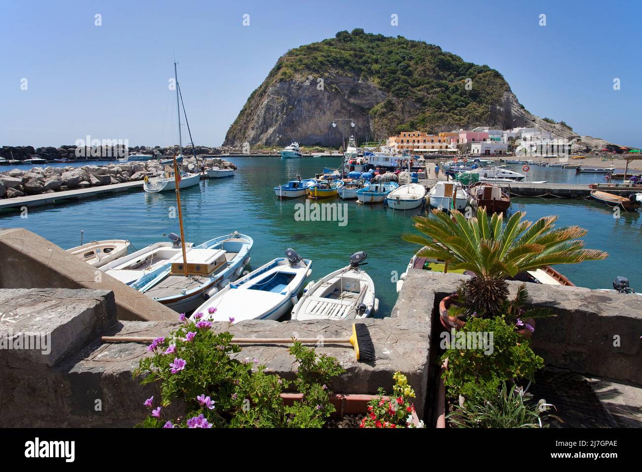 Blick auf das malerische Promontorio di Sant'Angelo, Ischia Island, Italien, Tyrrhenisches Meer, Mittelmeer Stockfoto