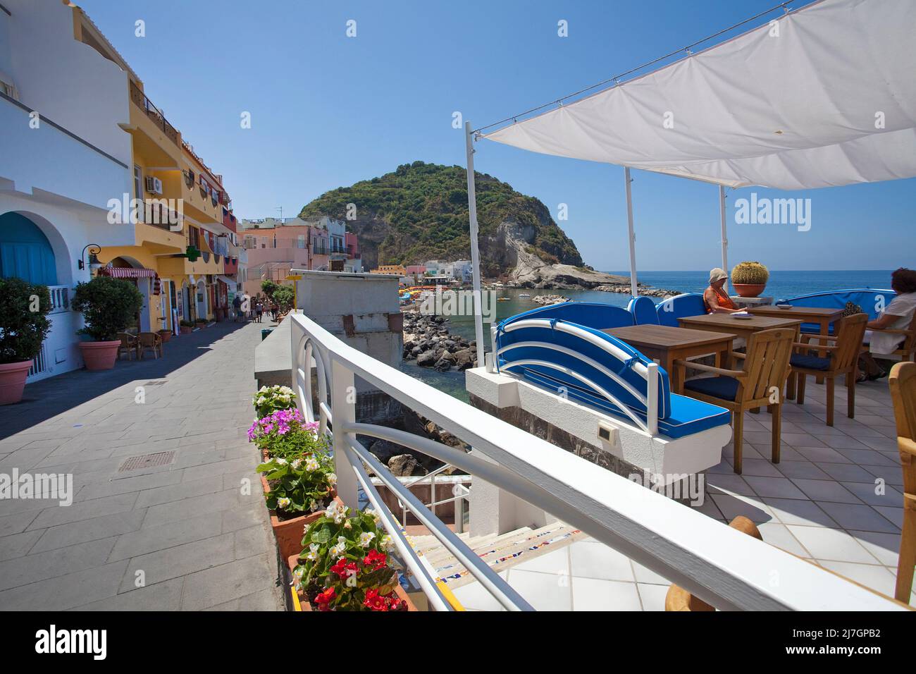 Strandcafé mit Meerblick im malerischen Fischerdorf Sant' Angelo, Insel Ischia, Golf von Neapel, Italien, Mittelmeer, Europa Stockfoto