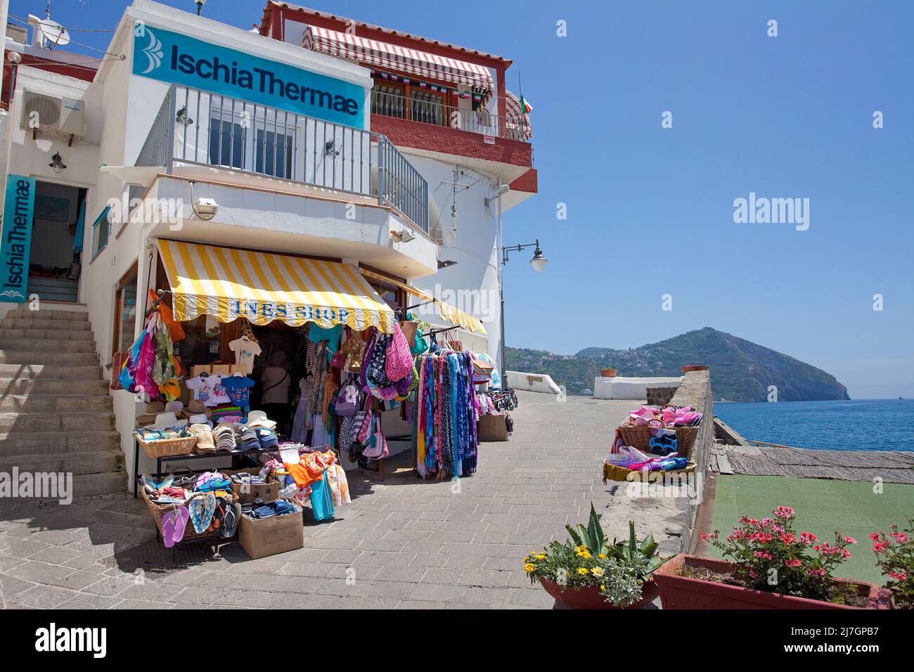 Souvenirshop im malerischen Fischerdorf Sant' Angelo, Insel Ischia, Golf von Neapel, Italien, Mittelmeer, Europa Stockfoto
