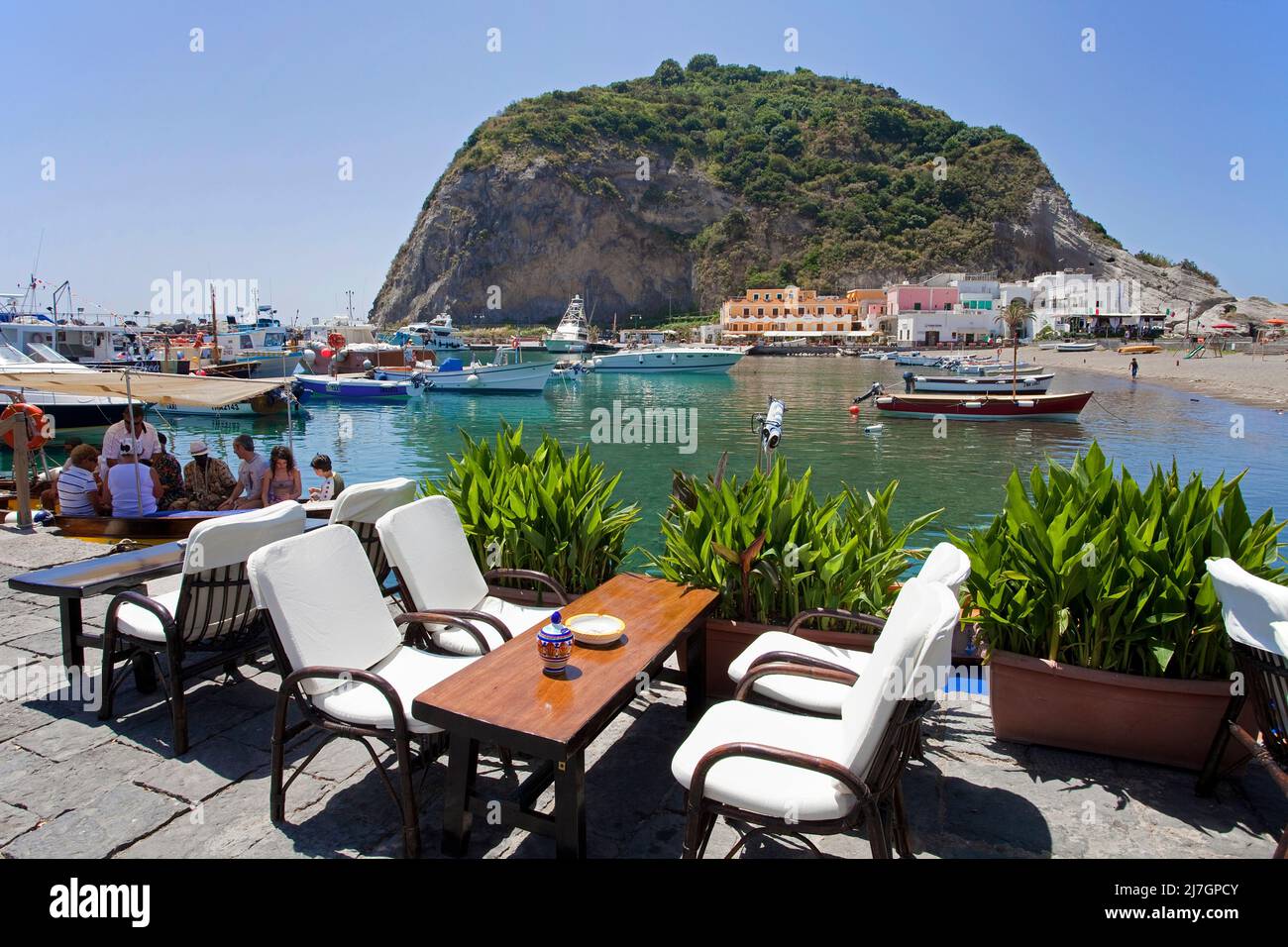 Blick von einer Strandbar auf das malerisches Fischerdorf Sant' Angelo, Ischia, Golf von Neapel, Kampanien, Italien, Mittelmeer, Europa | Blick von A Stockfoto