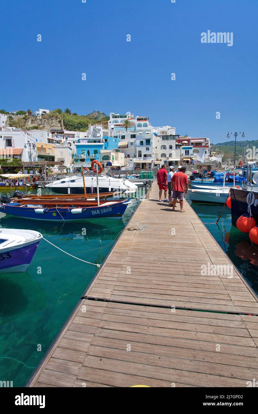 Blick auf das malerische Fischerdorf Sant'Angelo, Insel Ischia, Italien, Tyrrhenisches Meer, Mittelmeer Stockfoto