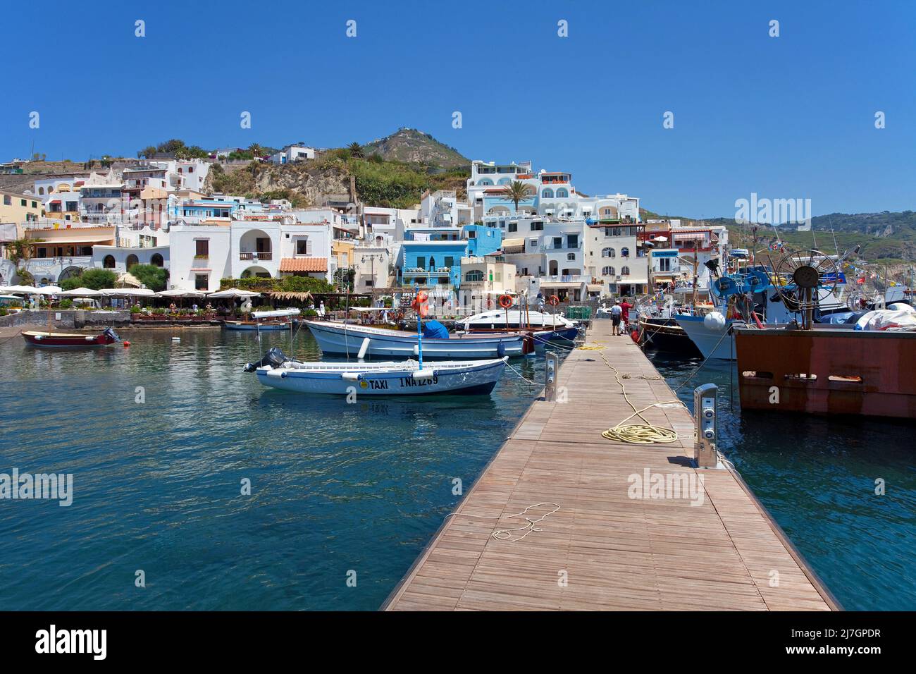 Blick auf das malerische Fischerdorf Sant'Angelo, Insel Ischia, Italien, Tyrrhenisches Meer, Mittelmeer Stockfoto