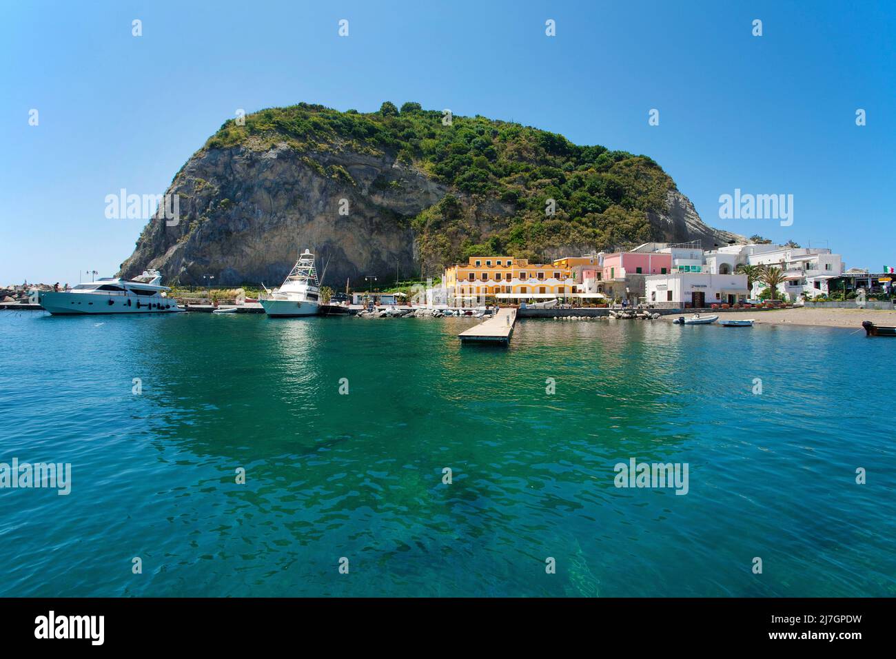 Blick auf das malerische Promontorio di Sant'Angelo, Ischia Island, Italien, Tyrrhenisches Meer, Mittelmeer Stockfoto