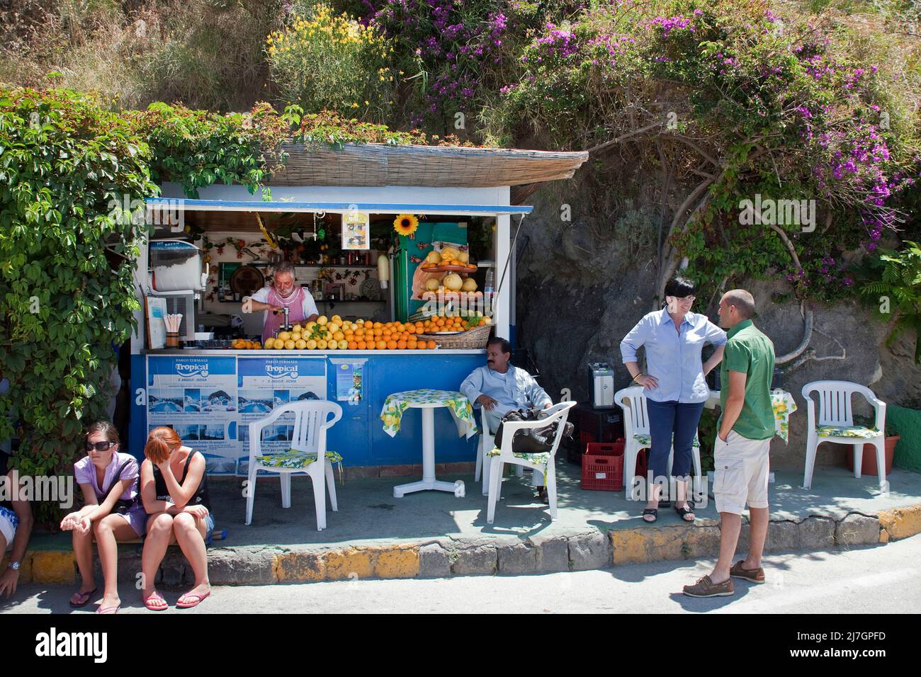 Frisch gepresster Orangen- und Zitronensaft an einer Bushaltestelle im malerischen Dorf Sant'Angelo, Insel Ischia, Italien, Tyrrhenisches Meer, Mittelmeer Stockfoto