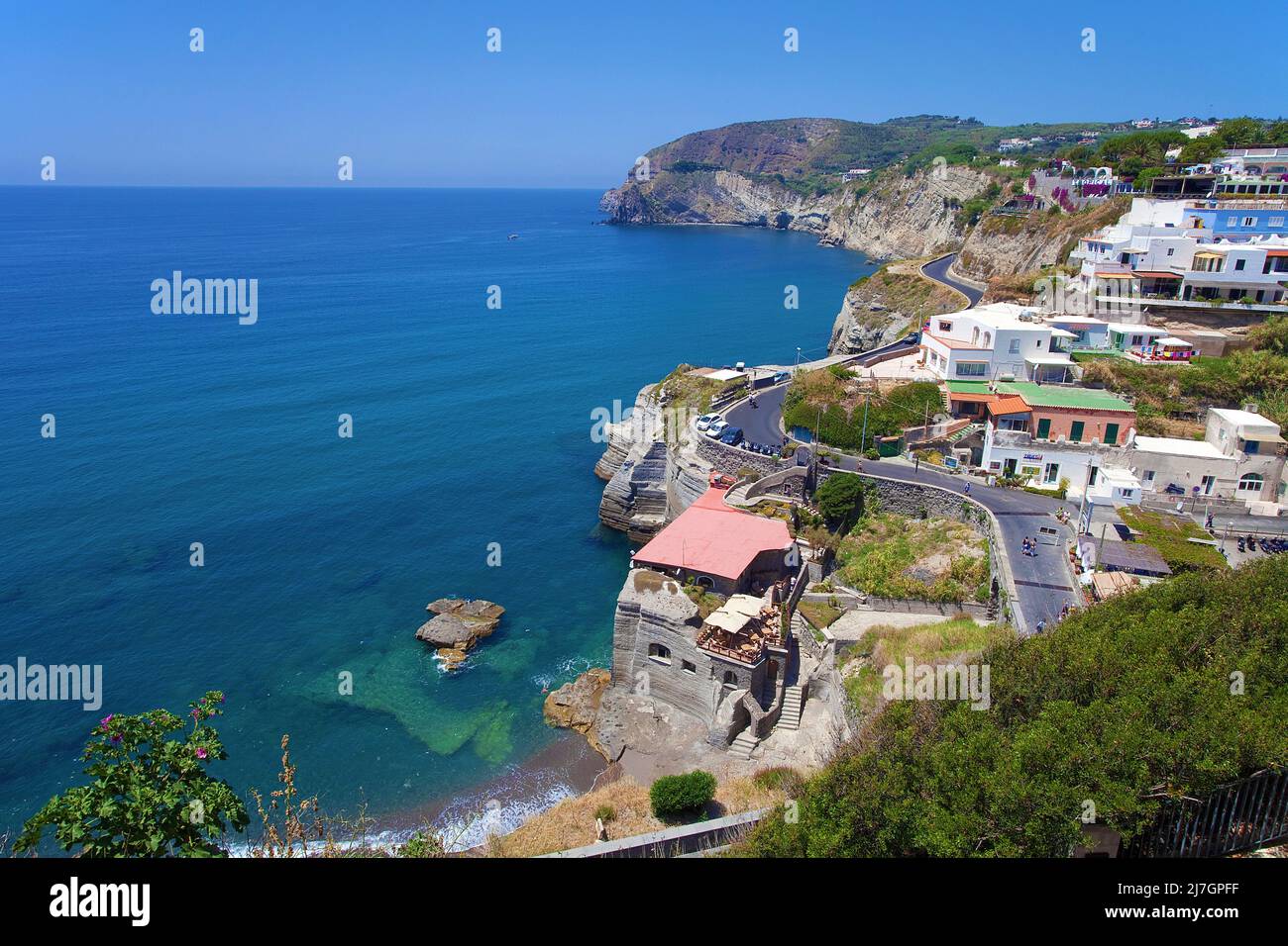 Blick auf die malerische Küste von Sant'Angelo, Insel Ischia, Italien, Tyrrhenisches Meer, Mittelmeer Stockfoto