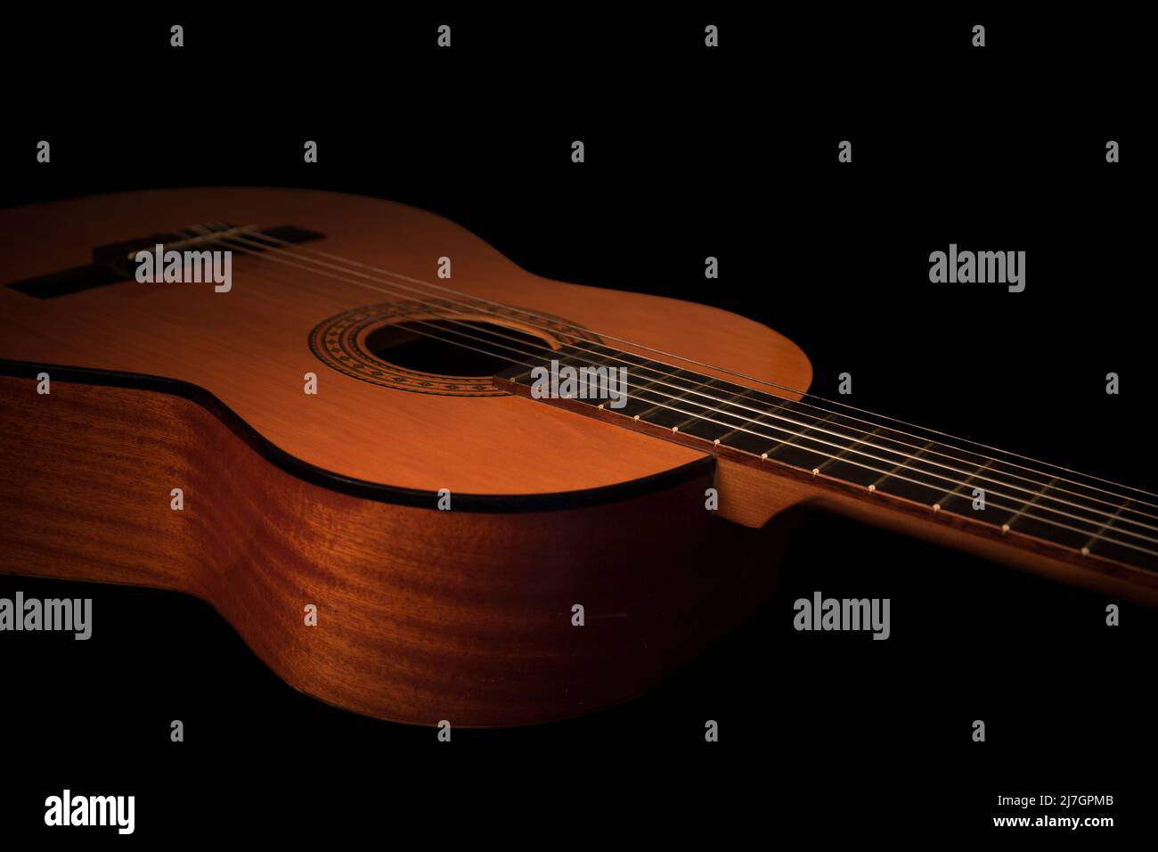 Akustische spanische klassische Gitarrenkorpus Nahaufnahme auf schwarzem Hintergrund. Stockfoto