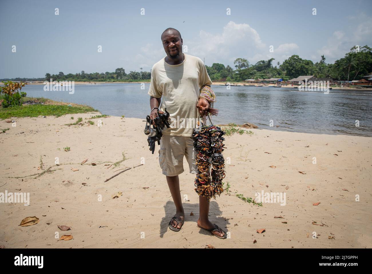 Afrikanischer Armband Hausierer mit all seinen handgefertigten Armbändern zu verkaufen Stockfoto