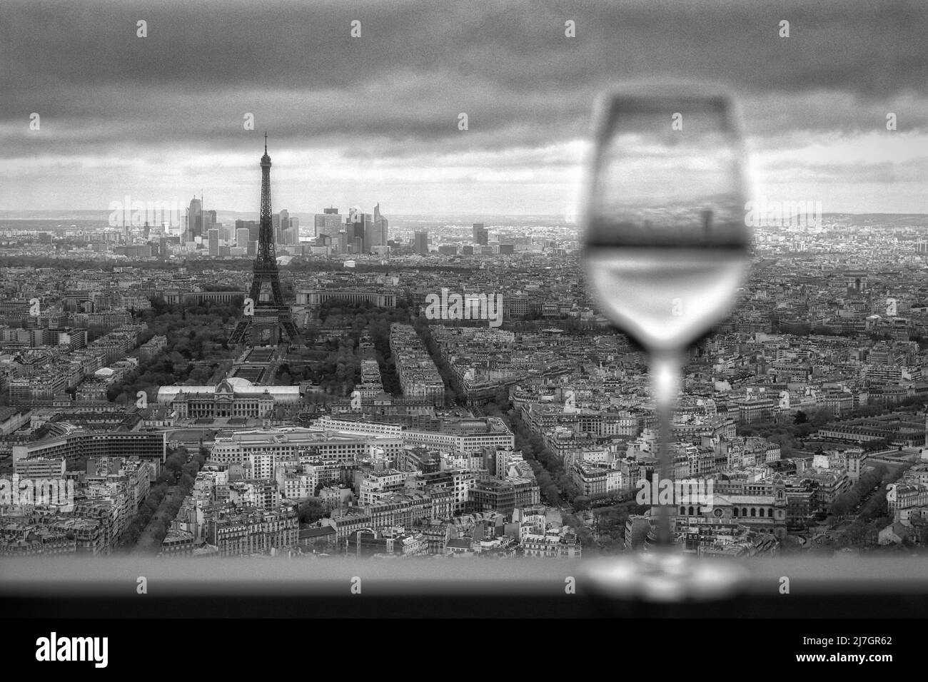 Blick vom Montparnasse mit Eiffelturm. Skyline Von Paris, Frankreich. Restaurant-Weinglas im Vordergrund Stockfoto
