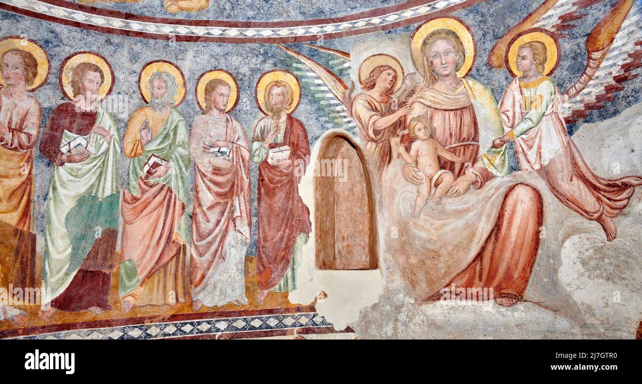 La Vergine col Bambino in trono con angeli e gli apostoli - affresco - pittore lombardo del XIII/XIV secolo - Negrone di Scanzorosciate (BG),Italia Stockfoto