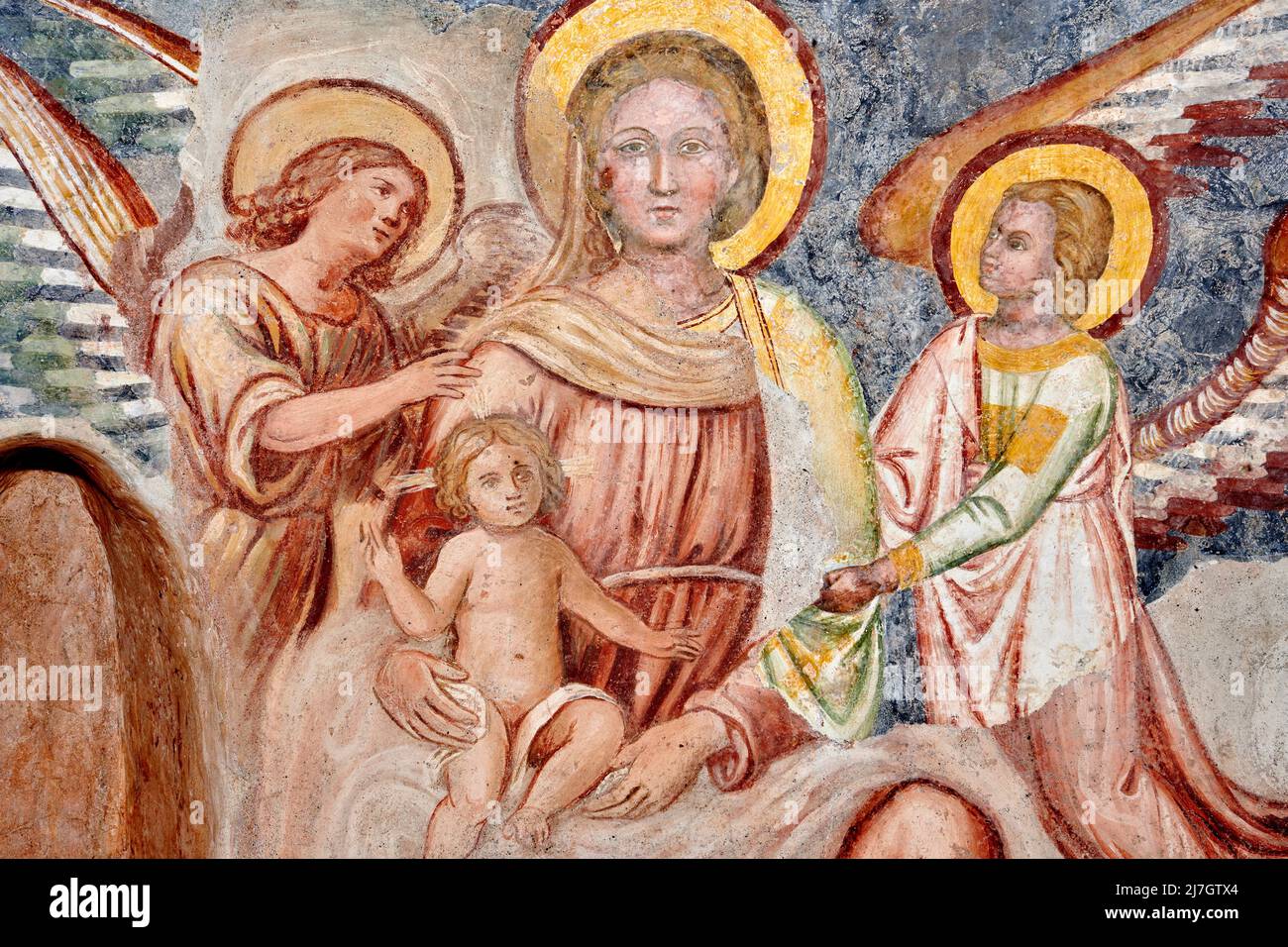 La Vergine col Bambino in trono con angeli - affresco - pittore lombardo del XIII/XIV secolo - Negrone di Scanzorosciate (BG),Italia, chiesa di S. P Stockfoto