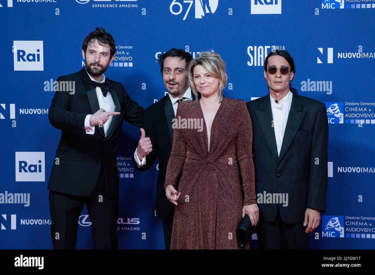 Rom, Italien, 3. Mai 2022 - Fabio D'Innocenzo, Roberta Sammarelli, Alberto Ferrari und Luca Ferrari von der Musikband 'Verdena' nehmen am roten Teppich beim 'David di Donatello'-Preis 2022 Teil. Credits: Luigi de Pompeis/Alamy Live News Stockfoto