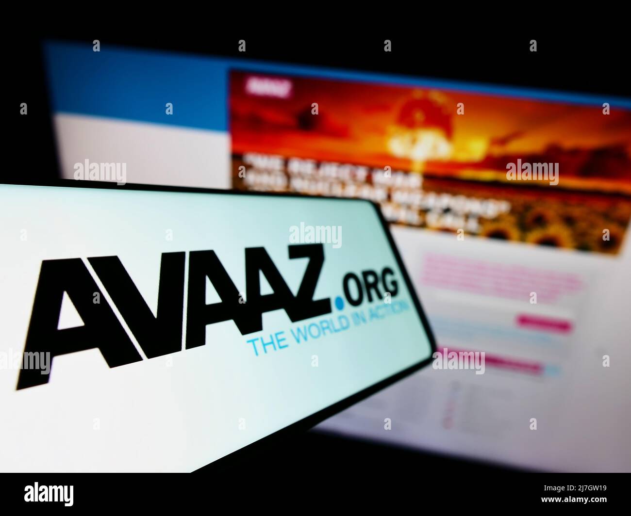 Mobiltelefon mit Logo der amerikanischen Non-Profit-Organisation Avaaz auf dem Bildschirm vor der Website. Konzentrieren Sie sich auf die linke Seite des Telefondisplays. Stockfoto