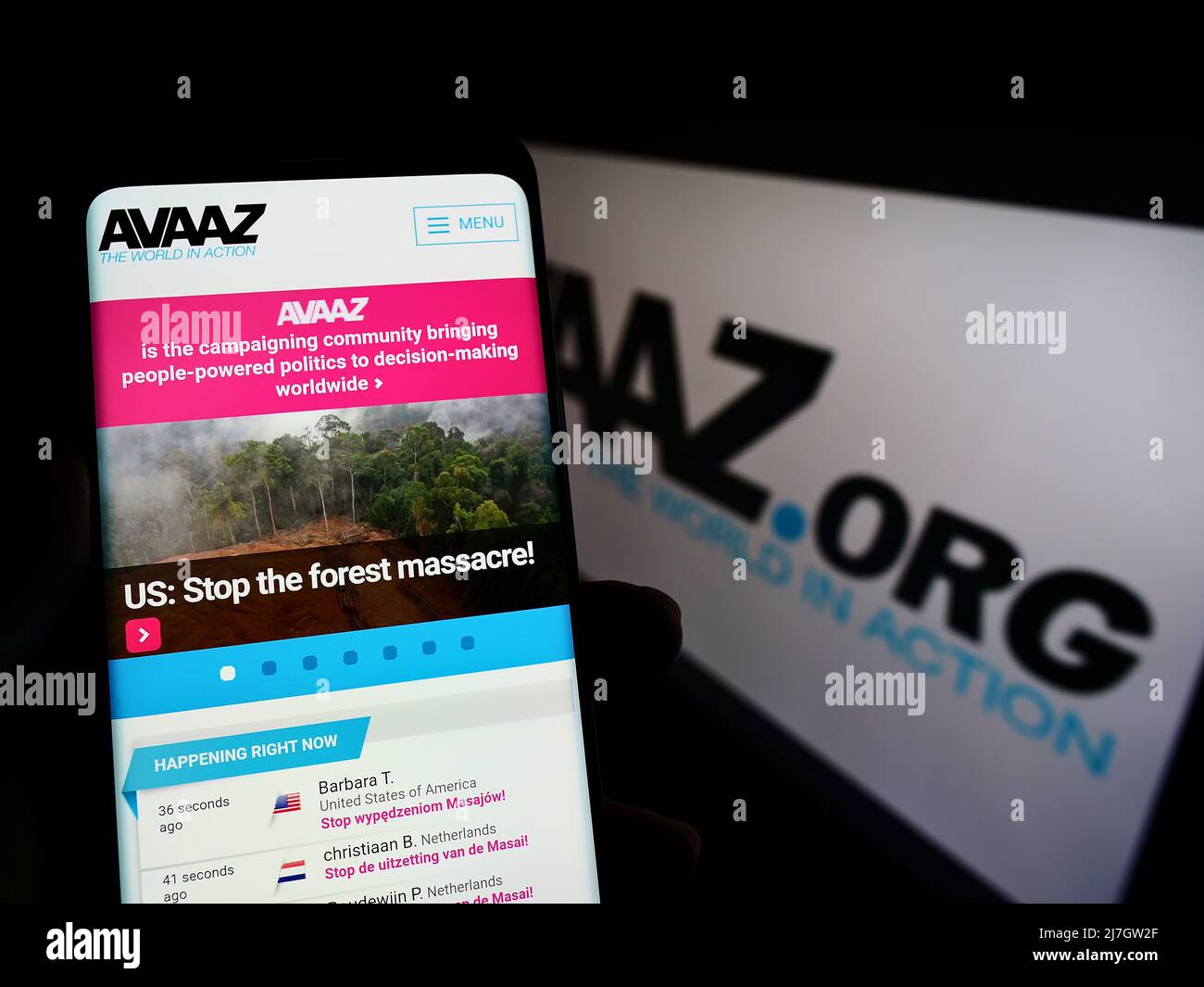Person, die Mobiltelefon mit der Website der US-amerikanischen gemeinnützigen Organisation Avaaz auf dem Bildschirm vor dem Logo hält. Konzentrieren Sie sich auf die Mitte des Telefondisplays. Stockfoto
