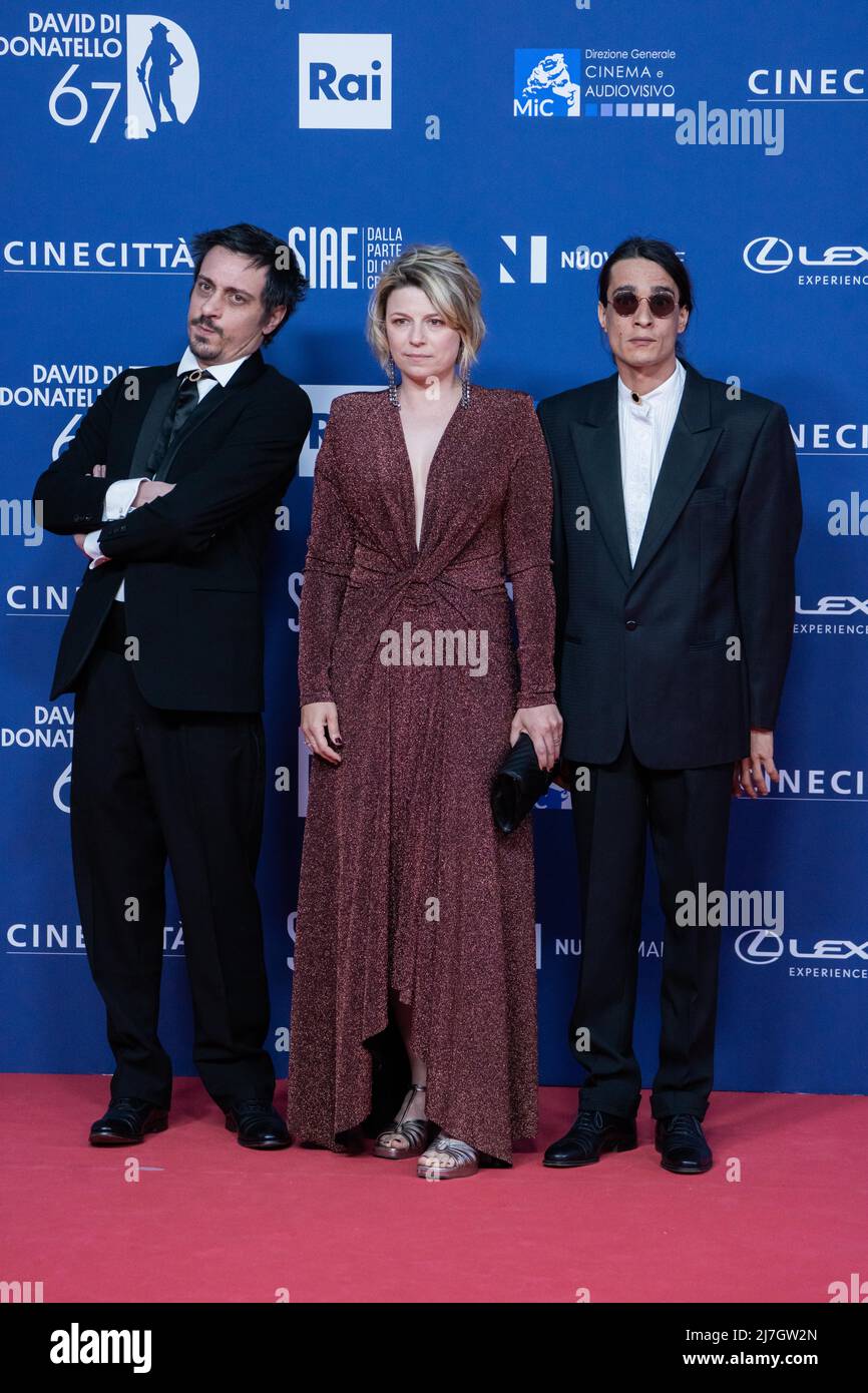 Rom, Italien, 3. Mai 2022 - Roberta Sammarelli, Alberto Ferrari und Luca Ferrari von der Musikband „Verdena“ nehmen am roten Teppich beim „David di Donatello“-Preis 2022 Teil. Credits: Luigi de Pompeis/Alamy Live News Stockfoto