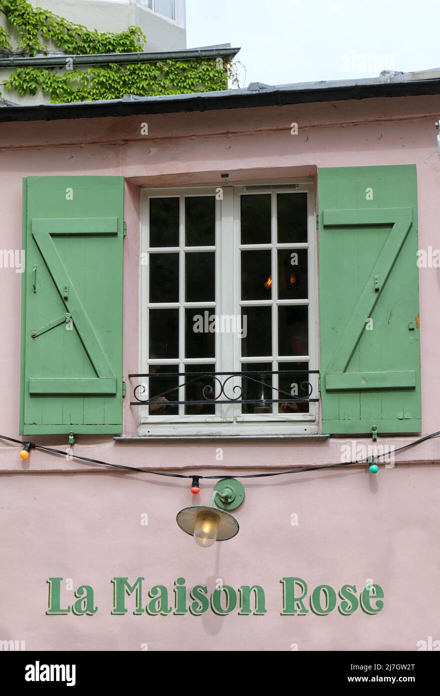 La Maison Rose Window Shutters, Paris, Frankreich Stockfoto