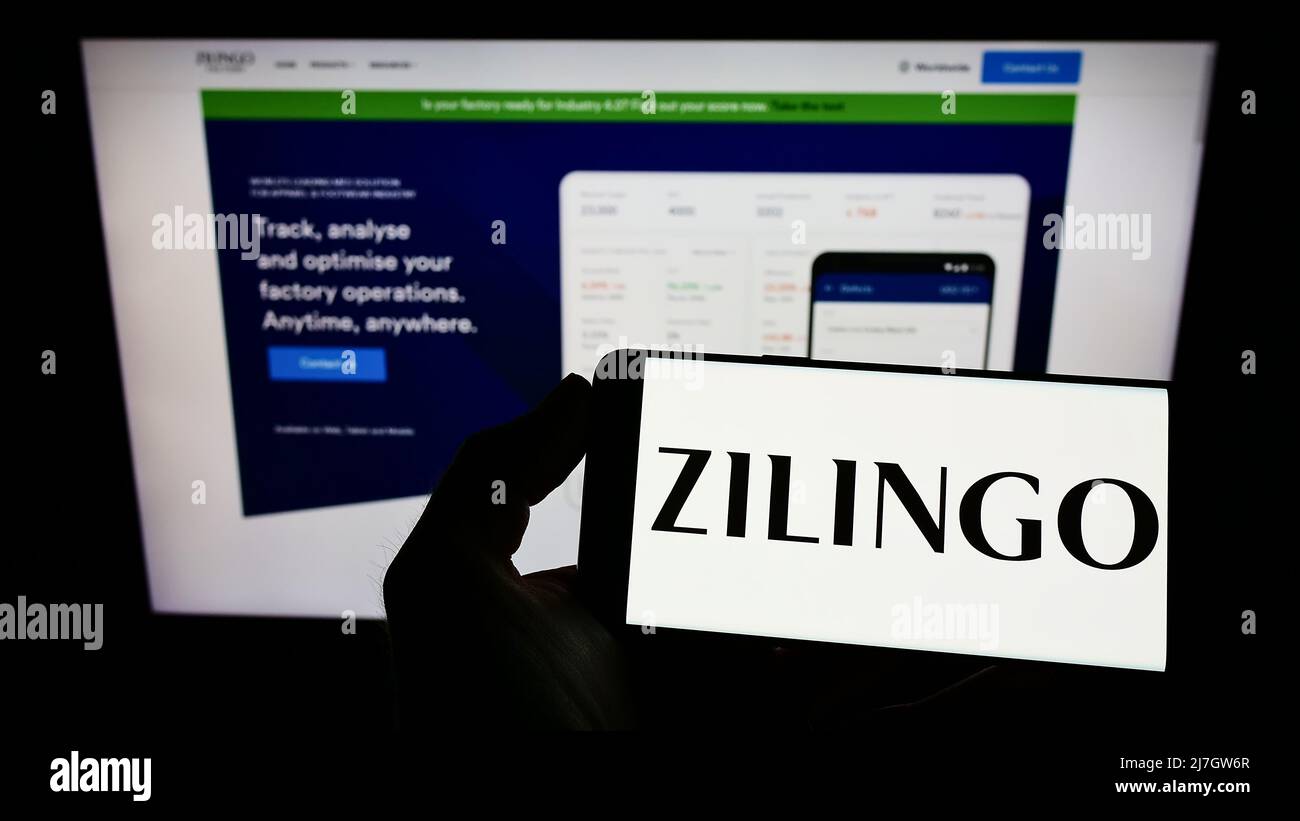 Person, die Smartphone mit dem Logo des singapurischen E-Commerce-Unternehmens Zilingo Pte. Ltd. Auf dem Bildschirm vor der Website hält. Konzentrieren Sie sich auf die Telefonanzeige. Stockfoto