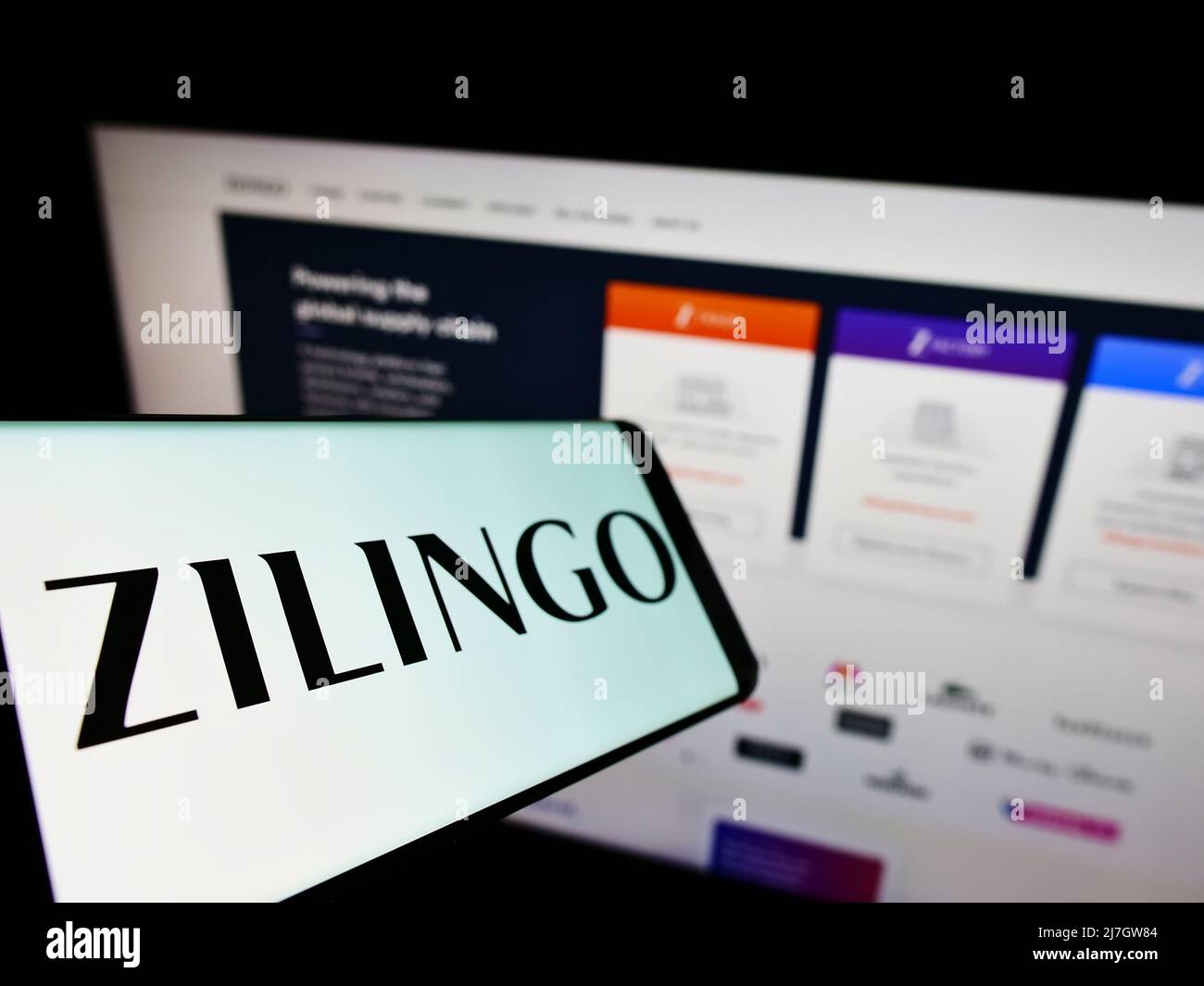 Smartphone mit Logo des singapurischen E-Commerce-Unternehmens Zilingo Pte. Ltd. Auf dem Bildschirm vor der Website. Konzentrieren Sie sich auf die Mitte links des Telefondisplays. Stockfoto