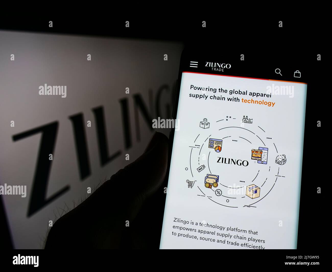 Person, die Mobiltelefon mit der Webseite des singapurischen E-Commerce-Unternehmens Zilingo Pte. Ltd. Auf dem Bildschirm mit Logo hält. Konzentrieren Sie sich auf die Mitte des Telefondisplays. Stockfoto