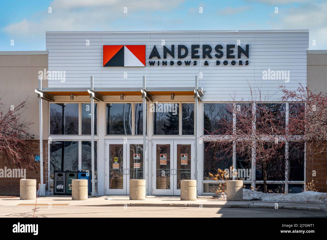 OAK PARK HEIGHTS, MN, USA - 20. MÄRZ 2022: Außenansicht und Markenlogo der Unternehmenszentrale von Andersen Windows. Stockfoto
