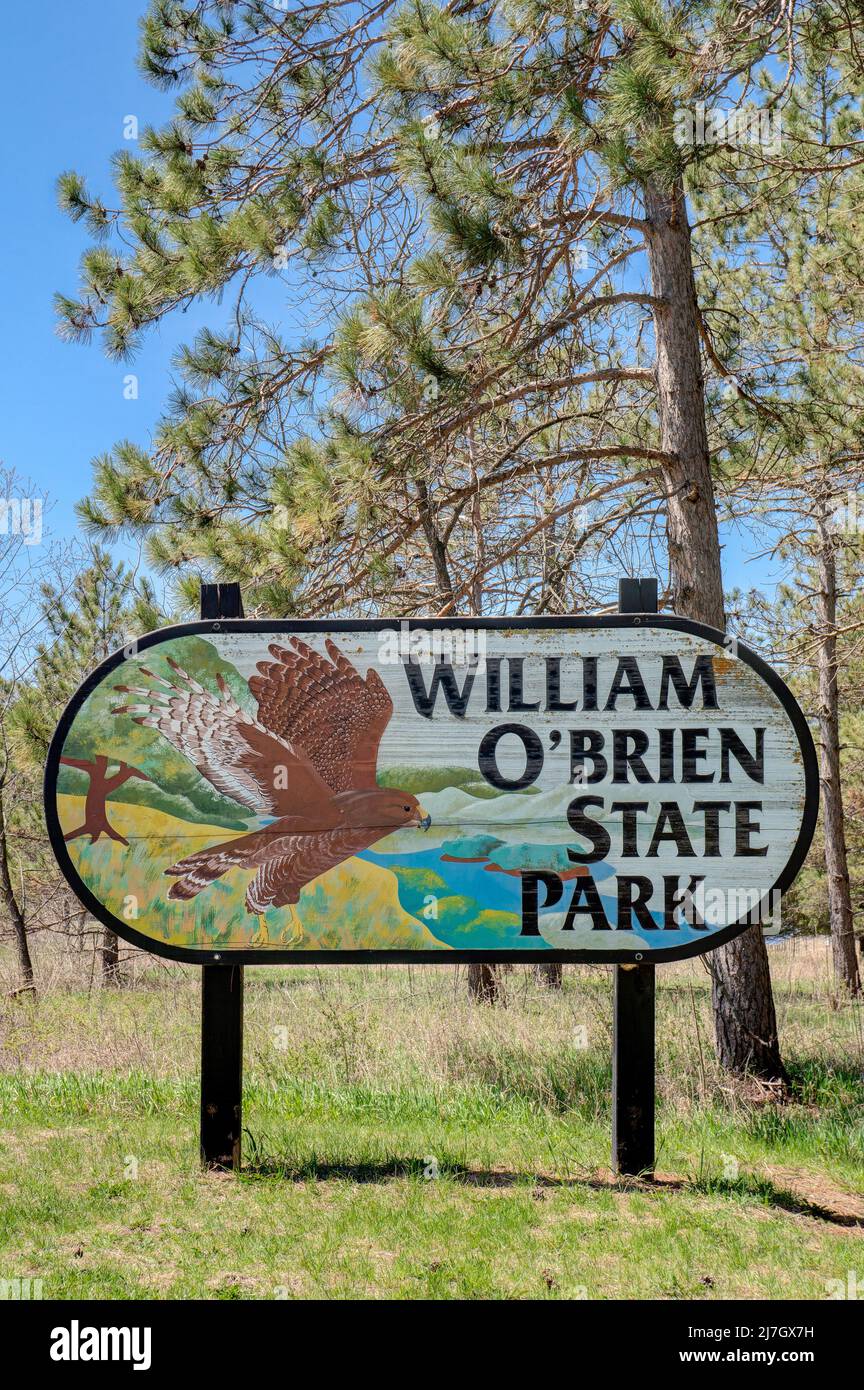 MARINE AUF DER ST. CROIX, MN, USA - 7. MAI 2022: Eintrittsschild zum William O'Brien State Park. Stockfoto
