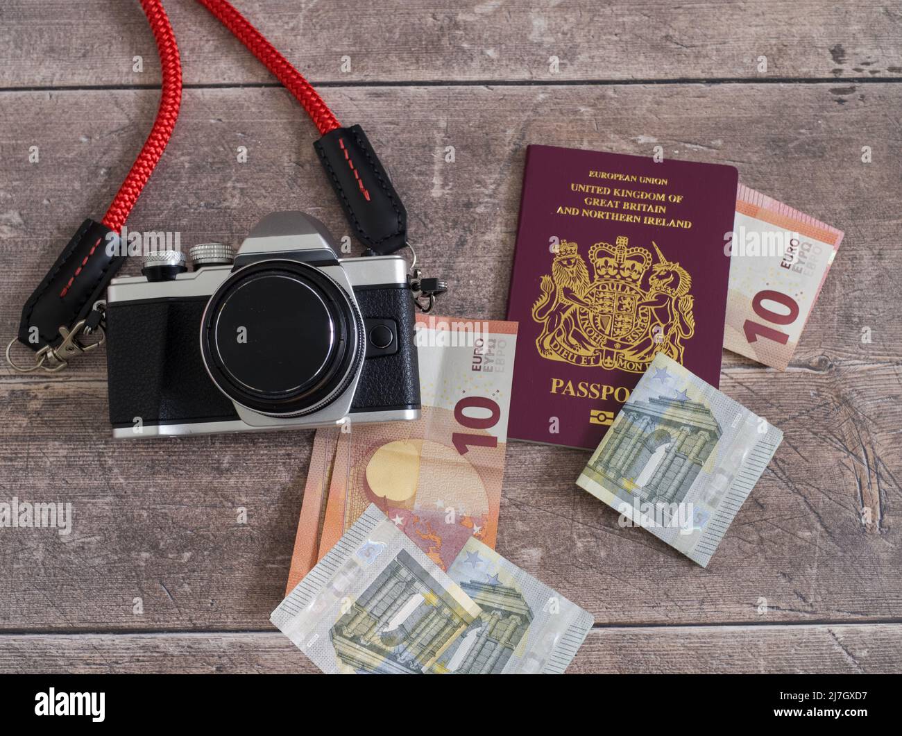 Urlaubskonzept Europa mit Kamera, Geld und Reisepass Stockfoto
