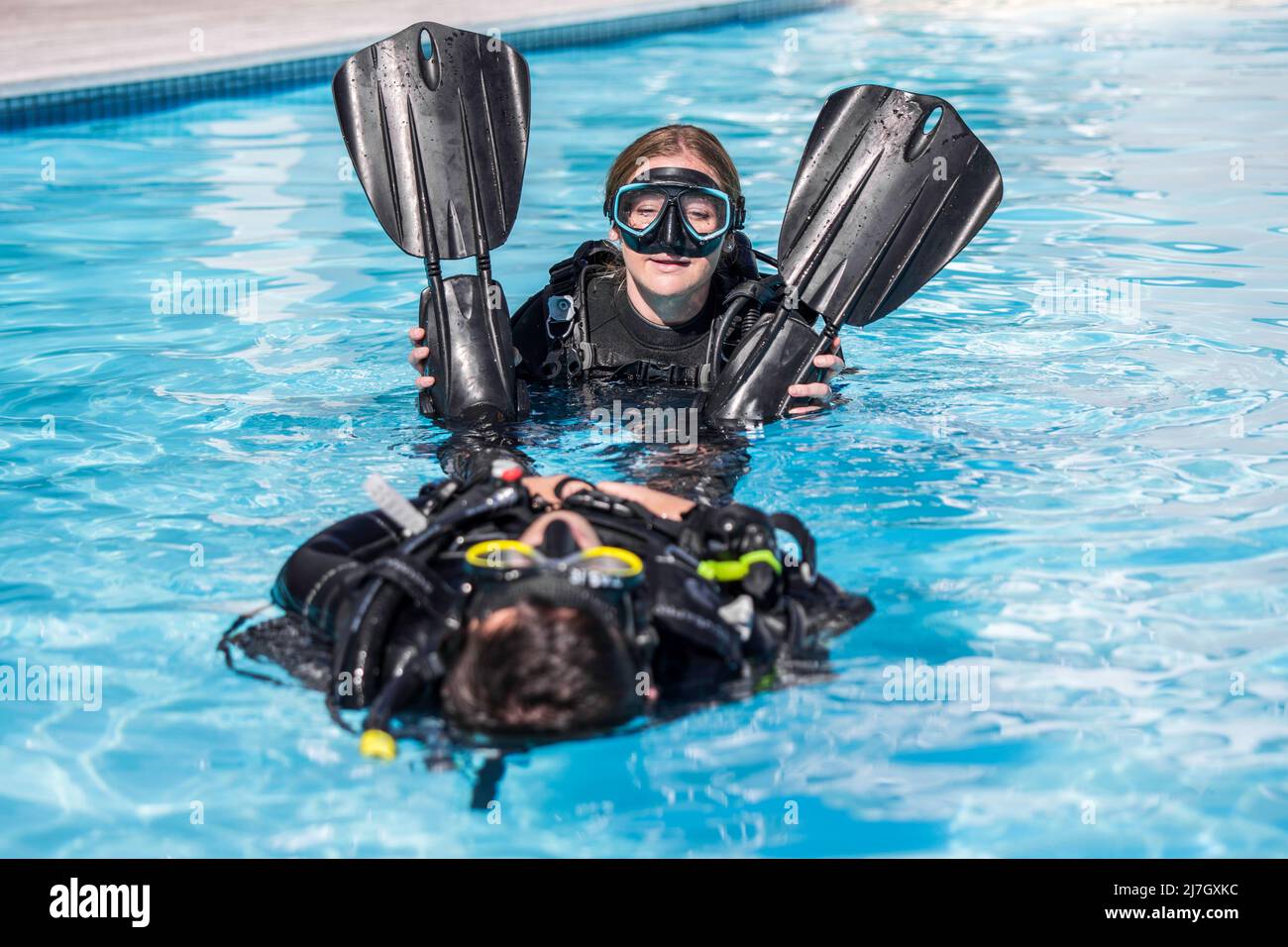 Scuba Diving Rettungskurs Oberflächenfertigkeiten Schleppen eines unbewussten Tauchers Stockfoto