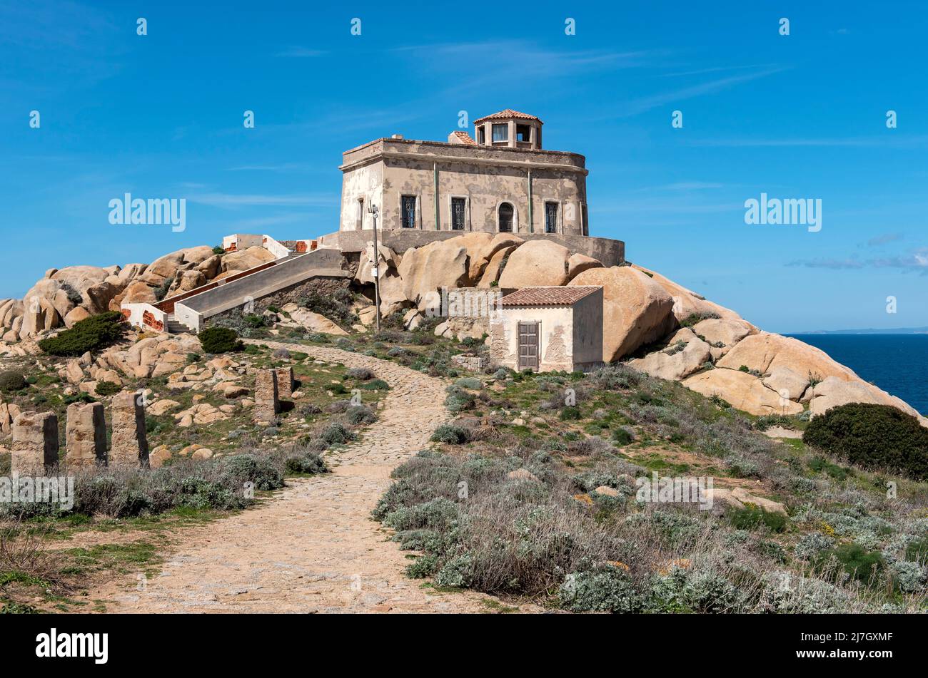 Antico Semaforo - Altes Gebäude des Capo Testa Leuchtturms, Sardinien, Italien Stockfoto