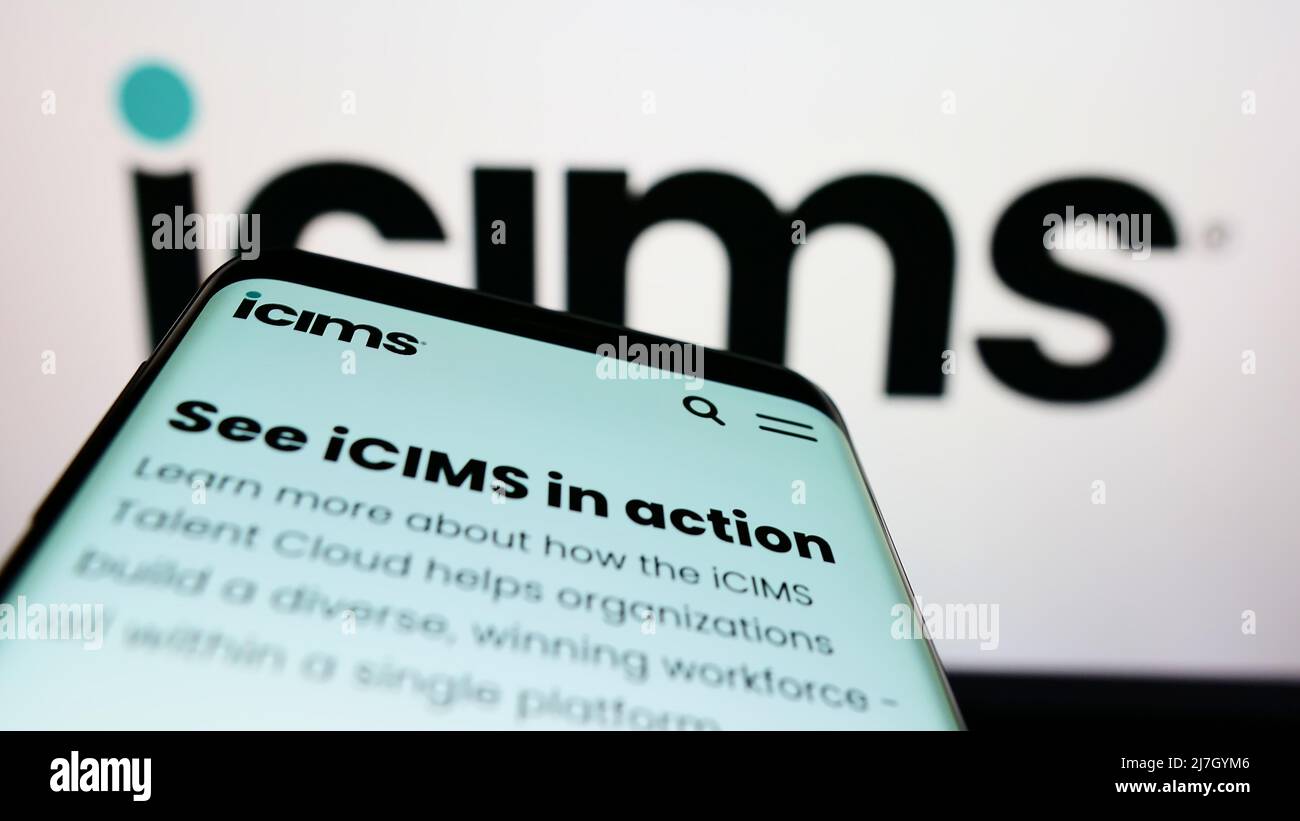 Mobiltelefon mit Website des US-amerikanischen Software-Unternehmens iCIMS Inc. Auf dem Bildschirm vor dem Logo. Konzentrieren Sie sich auf die obere linke Seite des Telefondisplays. Stockfoto