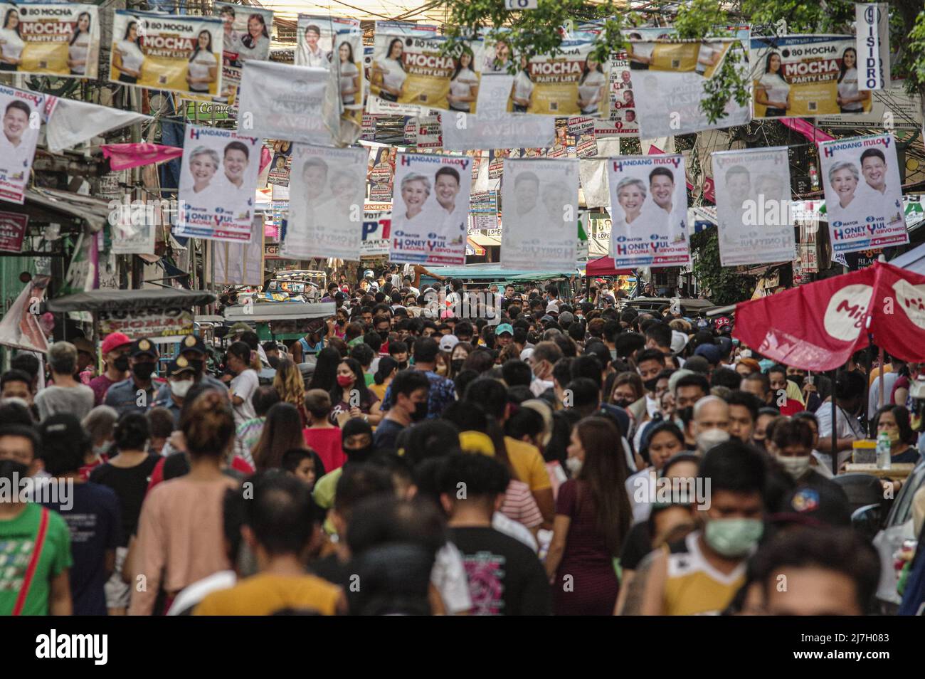 Philippinen. 09.. Mai 2022. Weniger als zwei Stunden vor dem offiziellen Ende der Umfragen um 7pm Uhr strömen die Wähler vor die Tondo High School in Tondo, Manila. Die philippinischen Wähler stimmten während der historischen nationalen und lokalen Wahlen auf den Philippinen seit der Pandemie am Montag, dem 9. Mai 2022. (Foto von Larry Monserate Piojo/Sipa USA) Quelle: SIPA USA/Alamy Live News Stockfoto