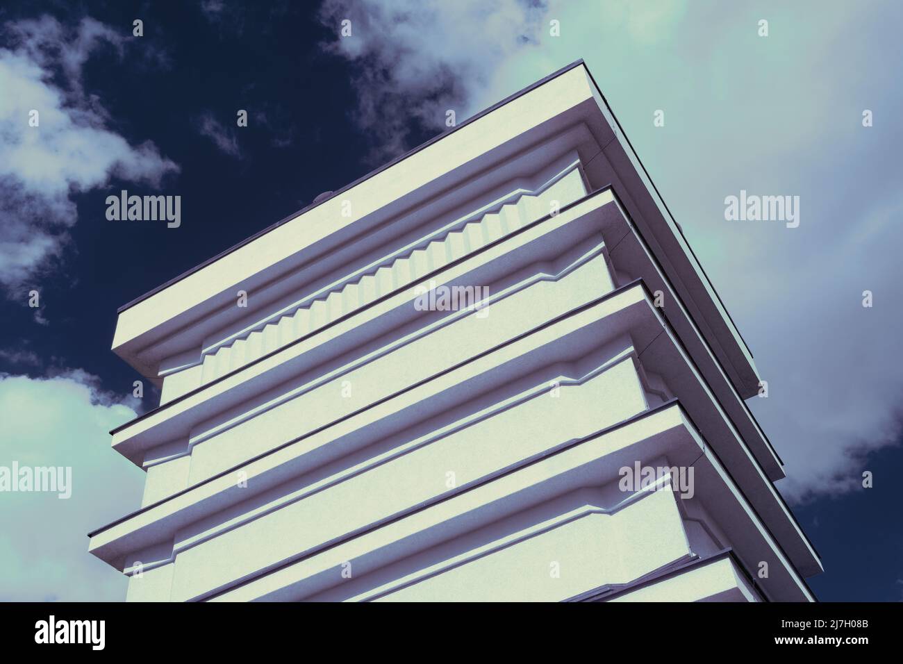 Infrarotlandschaft mit leuchtend weißer Vegetation mit 720-nm-Filter, surreale Naturszene mit Bäumen und Hügeln in Falschfarben-Fotografie Stockfoto