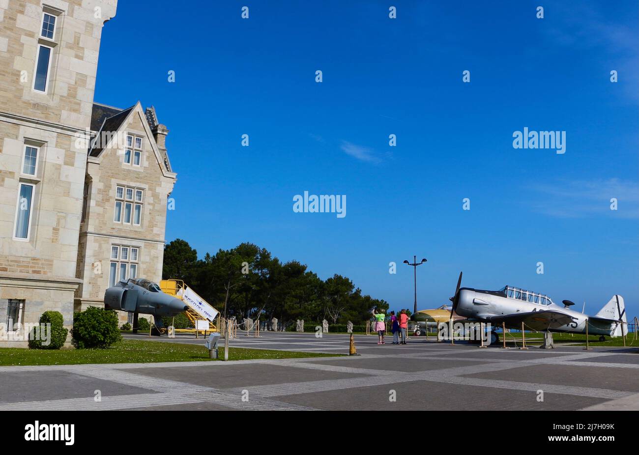 Spanische Luftwaffe North American Texan T-6 H A 200 R-1 Saeta RF-4C Phantom II Madrid Air Museum im Magdalena Palace Santander Spanien Mai 2022 Stockfoto