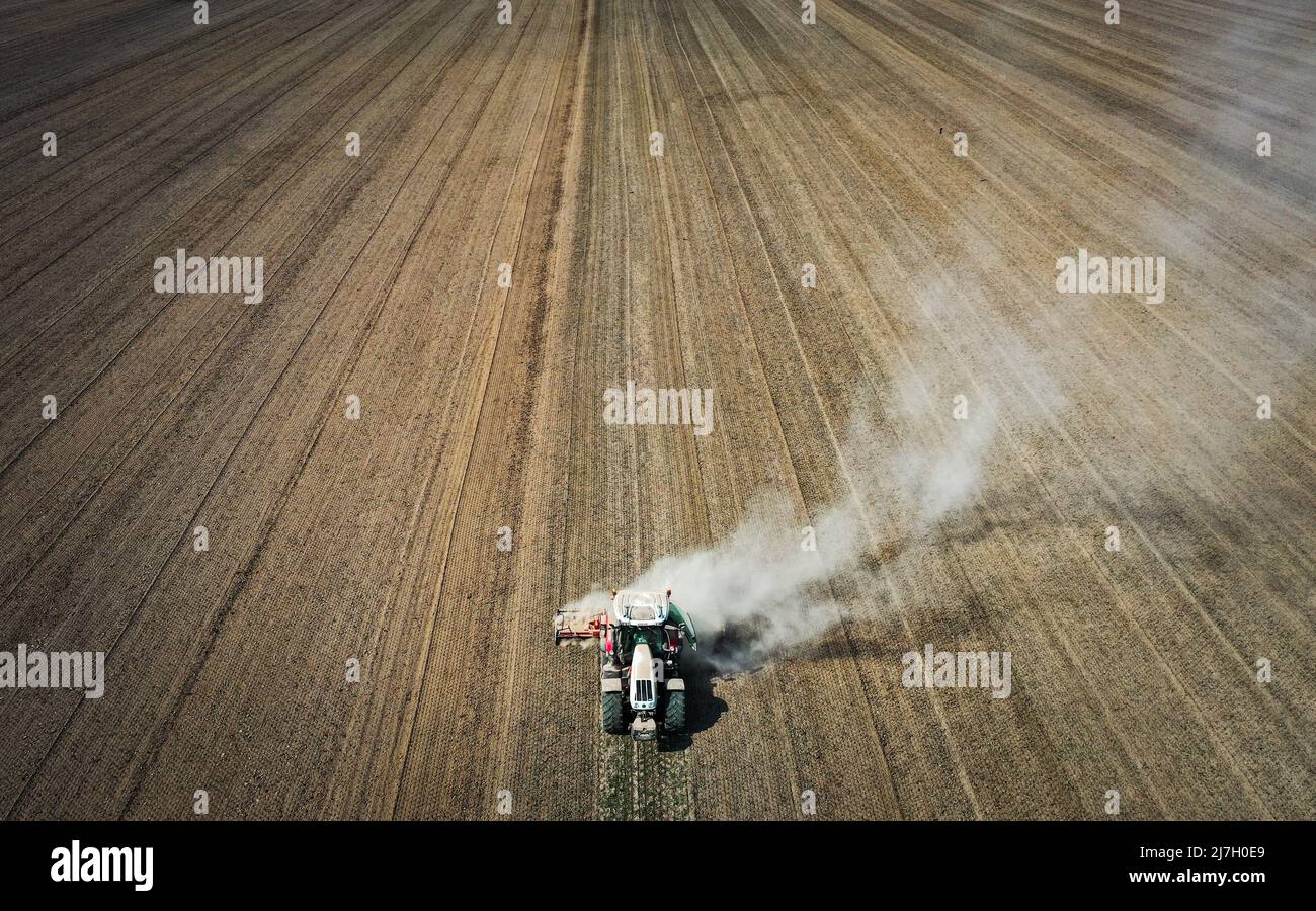 2022-05-09 16:29:38 09-05-2022, Strijen - Ein Traktor arbeitet auf einem trockenen Feld in einem Polder in der Nähe von Strijen. Aufgrund der Dürre wächst die Ernte weniger schnell. Foto: ANP / Hollandse Hoogte / Jeffrey Groeneweg niederlande Out - belgien Out Stockfoto