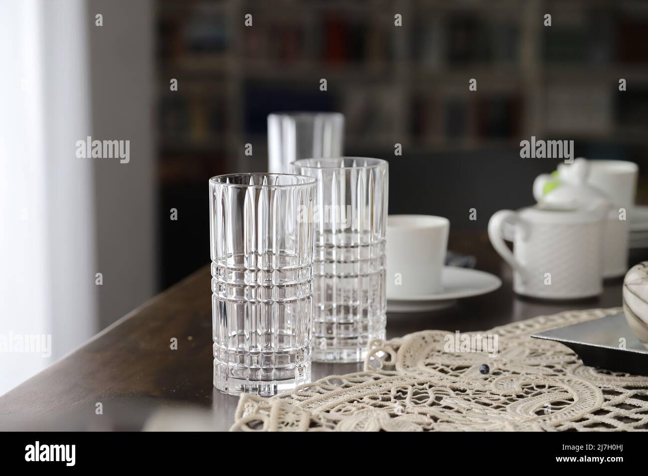 Gläser auf dem Tisch Stockfoto
