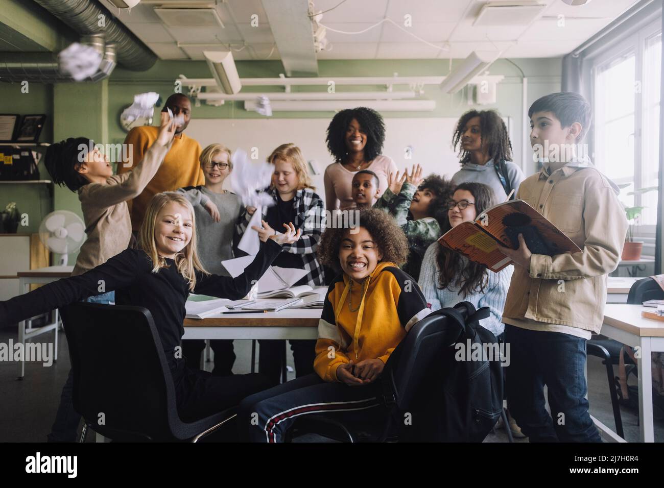 Fröhliche Gruppe von Schülern mit Lehrern in der Schule Stockfoto